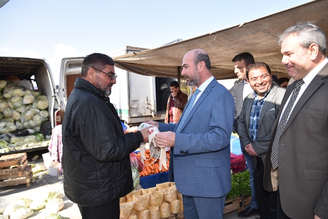 Başkan Pekyatırmacı vatandaşlara bez torba dağıttı