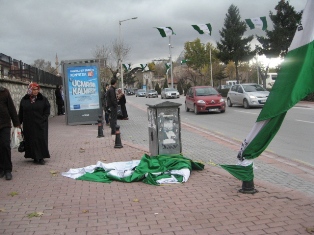 Bayraklar kendi kaderine terk edildi!