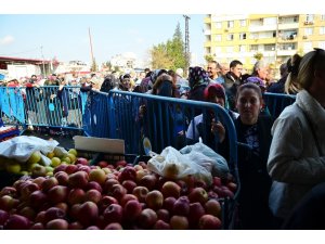 Adana’da ucuz meyve ve sebze kuyruğu