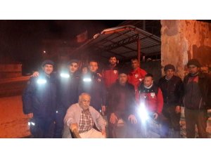 Kaybolan alzheimer hastası yaşlı adamı AKUT ekibi buldu