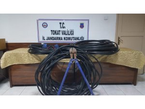 Çalacağı kabloları keserken elinde makasla yakalandı