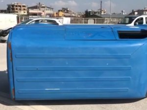 Otomobille çarpışan kargo aracı devrildi