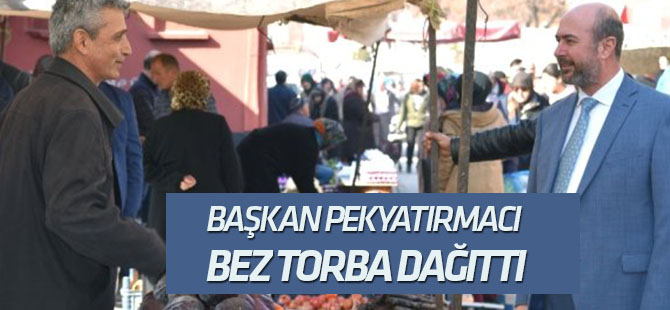 Başkan Pekyatırmacı Bez Torba Dağıttı