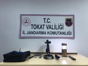 Defineciler kazdıkları çukurda yakalandı
