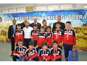 Minik güreşçilerden Başkan Bozkurt ve jandarmaya ziyaret
