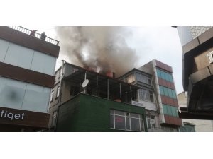 4 katlı binada çıkan yangın güçlükle söndürüldü