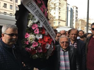 CHP İzmir’in önüne siyah çelenk bıraktılar