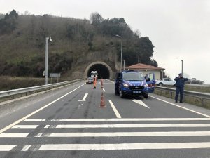 Tır sürücüsü acemi sürücüye çarpmamak için kaza yaptı