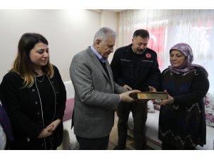Binali Yıldırım'dan şehit ailesine ziyaret