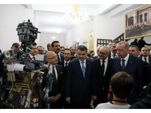 Cumhurbaşkanı Erdoğan öğrencilerin projelerini inceledi