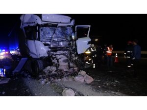 TEM Otoyolunda feci kaza taş yüklü kamyona arkadan çarptı