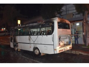 İzmir’de seyir halindeki servis minibüsü alevlere teslim oldu