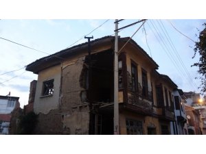Yıkılma tehlikesi olan ev boşaltıldı