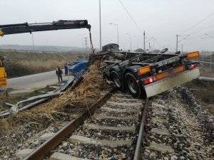 Sakarya’da süt tankeri demiryoluna devrildi: 2 ölü