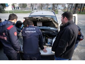 Motora sıkışan yavru kediyi sahiplendi
