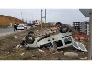 Panelvan minibüsle ticari araç çarpıştı: 4 yaralı