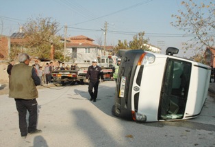 Öğrenci servisleri çarpıştı: 4 yaralı