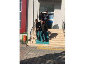 Çaldıkları motosikleti uyuşturucu madde karşılığında sattılar