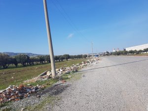 Akhisar’da kaçak dökülen molozlar temizlendi