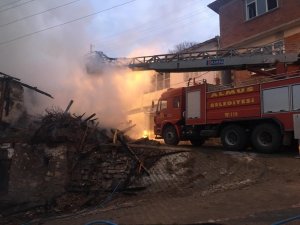 Tokat’ta ahşap ev alevlere teslim oldu
