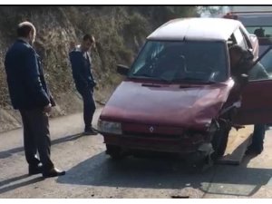 Kafa kafaya çarpışan araçtaki sürücülerin burnu bile kanamadı