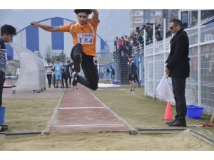 Genç atletler okullar arası müsabakalarda piste çıktı