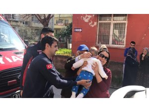 Otomobilde mahsur kalan bebeği Cankur kurtardı
