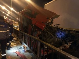 Demir korkuluklara çarpan tır hurdaya döndü
