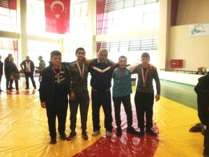 Burhaniyeli Güreşçiler Balıkesir’de kürsüye çıktı