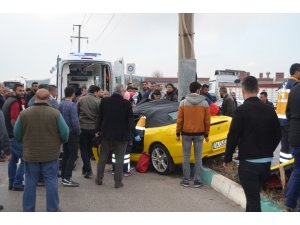 Kontrolden çıkan otomobil direğe çarptı: 2 yaralı