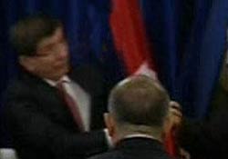 Davutoğlu'nu Türk bayrağı kurtardı!