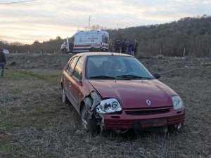 Domaniç’te otomobil tarlaya uçtu: 5 yaralı