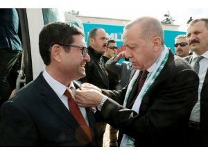 Saylak’ın Rozetini Cumhurbaşkanı Erdoğan taktı