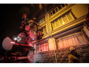 Eyüpsultan'da bir binanın çatı katında yangın