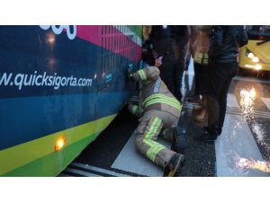 Kadıköy’de garip olay "Bebeğim orada" dedi otobüsün altına girdi
