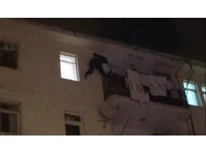Balkonda intihar girişimi son anda önlendi