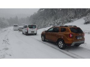 Karda mahsur kalan araçları ekipler kurtardı