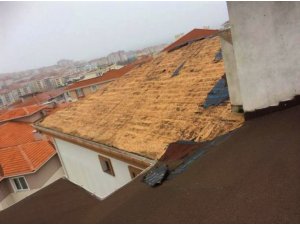 Fırtına çatıları uçurdu