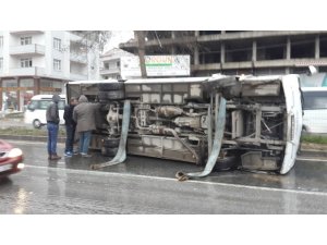 Kocaeli’nde servi minibüsü devrildi