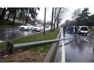 Sarıyer’de aydınlatma direği seyir halindeki otomobillerin üstüne devrildi