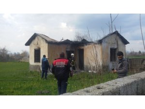 Kullanılmayan okul lojmanı alev alev yandı