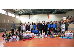Başkan Çelik, spor malzemesi dağıtım törenine katıldı
