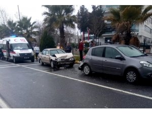 Yaya geçidinde otomobiller çarpıştı