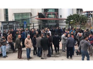 Kocamaz yanlıları adliye önünde toplandı