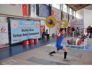Türkiye’nin genç haltercileri Simav’da kıyasıya yarıştı