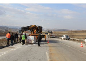 Tırın dorsesinden düşen mermer blok ulaşımı aksattı