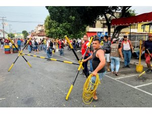 Başkan Maduro, ülkeye yapılan insani yardımları engelliyor