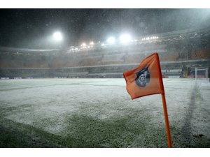 Medipol Başakşehir-Bursaspor maçı tatil edildi