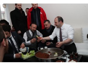 Bakan Varank'tan gençlere doğum günü ziyareti