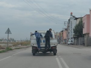 Kamyonet kasasında tehlikeli yolculuk